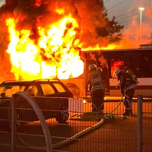 Die Flammen breiteten sich im Heck des Busses aus.