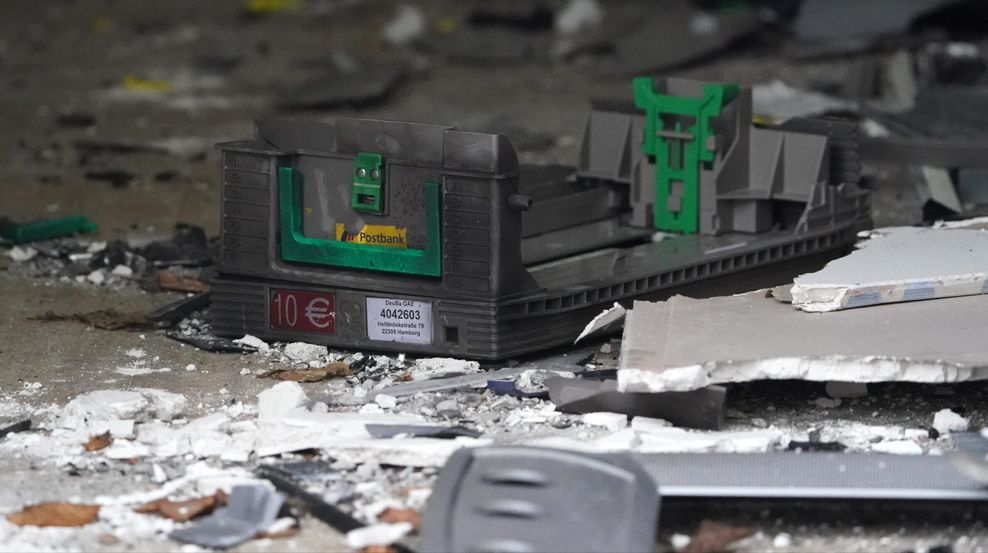 Eine Geldkassette aus dem gesprengten Automaten. Möglich, dass die Scheine nicht mehr zu gebrauchen sind.