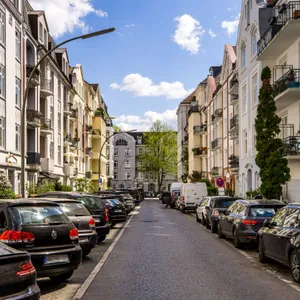 Eine Straße in Hoheluft: Autos reihen sich dicht nebeneinander.