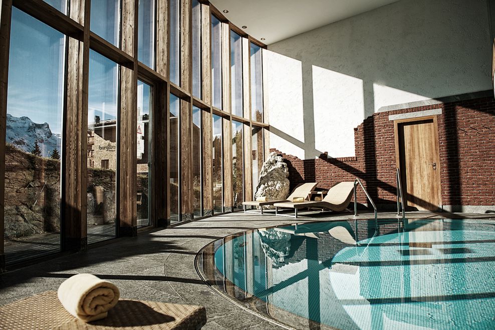 Dank großer Fensterfronten genießt der Spa-Besucher im Goldenen Berg herrlichste Aussichten.