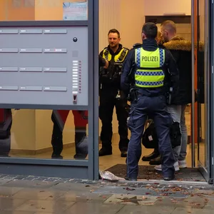 Einsatzkräfte vor der Zahnarztpraxis in Hamburg-Bergedorf.