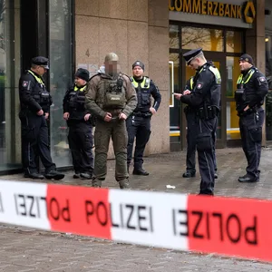 Polizisten und Beamte des SEK am 31.12.2022 Einsatzort in der Möllner Landstraße