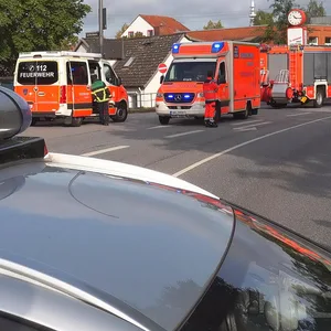 Fahrzeuge der Feuerwehr und der Polizei am Einsatzort in Bergedorf.
