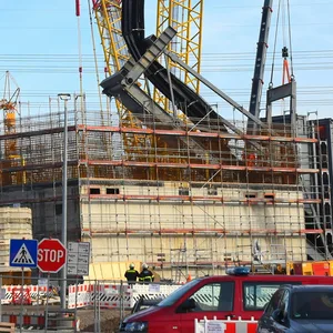 Das 100 Tonnen schwere Bauteil war verrutscht und hing im 45-Grad-Winkel über der Erde.