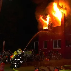 Ein Wohnblock in einer Geflüchtetenunterkunft in Bahrenfeld ist in der Nacht zum Dienstag ausgebrannt.