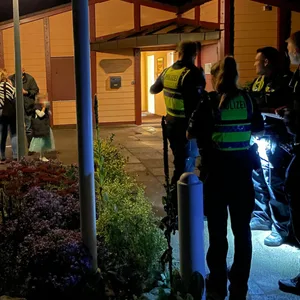 Polizisten am Vereinshaus, wo die Hochzeit in Poppenbüttel gefeiert wurde.
