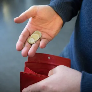 Etwa jeder sechste Deutsche kann nach eigenen Angaben wegen der hohen Teuerung kaum seine Lebenshaltungskosten bezahlen.
