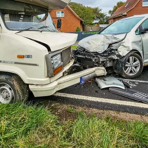 Die am Unfall beteiligten Fahrzeuge waren nicht mehr fahrbereit und mussten abgeschleppt werden.