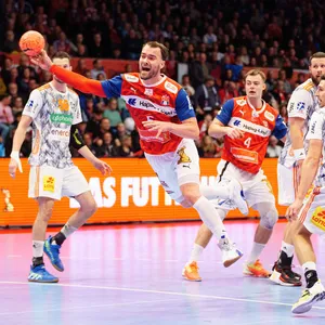 Casper Mortensen wirft einen Ball.