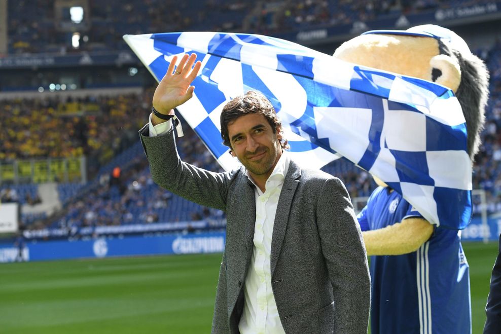 Raúl verabschiedet sich von den Fans auf Schalke.