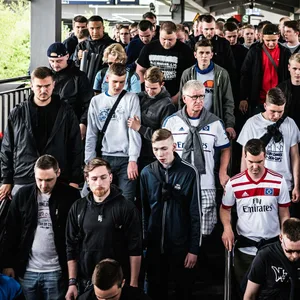 HSV-Fans bei der Anreise zum Volksparkstadion