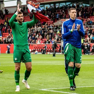 HSV-Torwart Daniel Heuer Fernandes und Wiesbadens Florian Stritzel