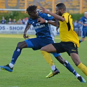 2019 absolvierte der HSV (hier mit Bakery Jatta) letztmalig ein Testspiel in Hamburg, damals gegen Meiendorf.