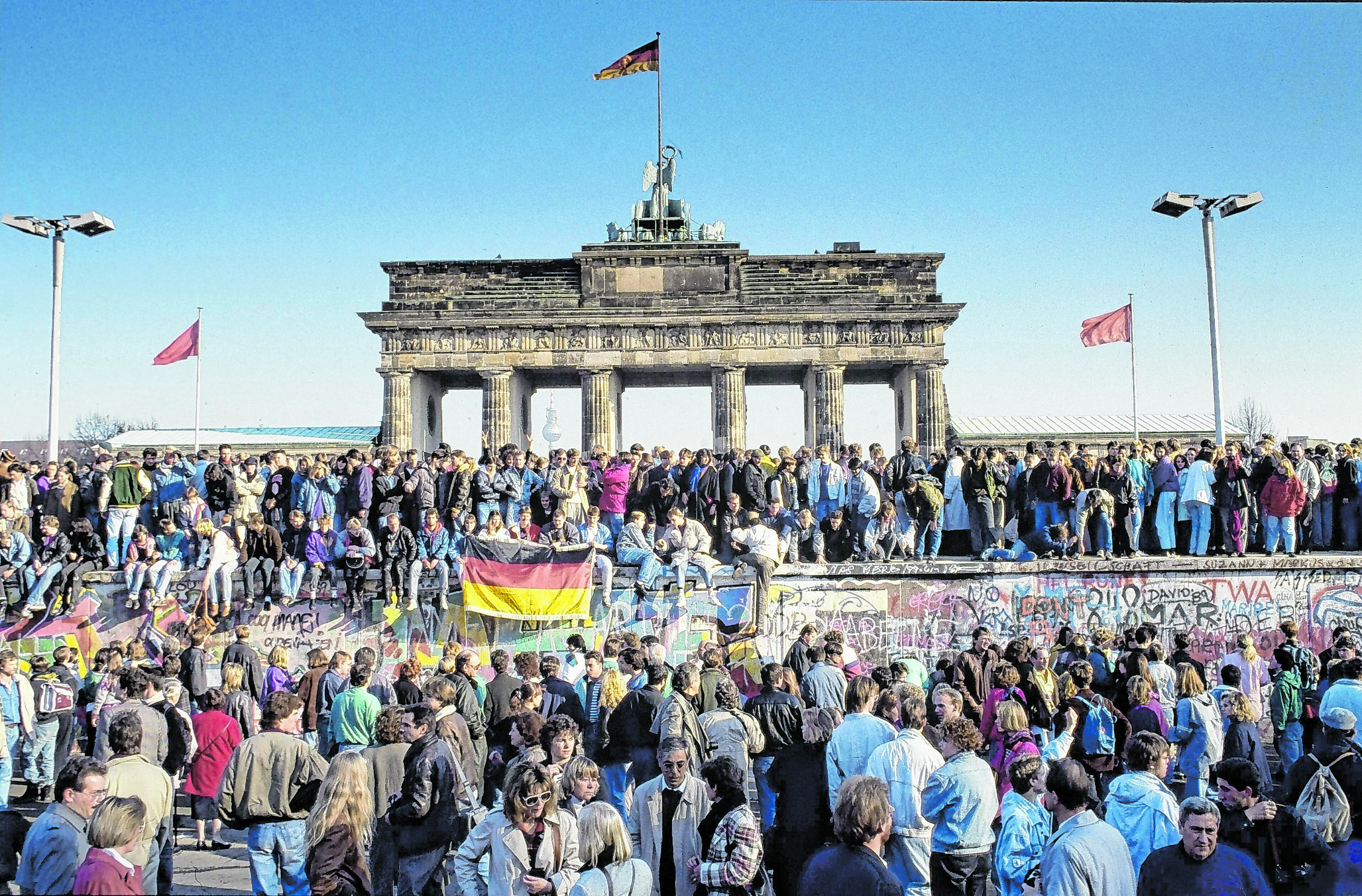 Menschen aus Ost und West feierten den Fall der Berliner Mauer gemeinsam am Brandenburger Tor in Berlin.