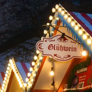 Glühweinstand auf einem Weihnachtsmarkt (Symbolbild)