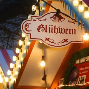 Glühweinstand auf einem Weihnachtsmarkt (Symbolbild)