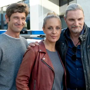 Andreas Kiendl, Lilian Klebow, Stefan Jürgens beim Fototermin am set der ORF TV-Serie SOKO Donau / SOKO Wien am Handelskai in Wien. (Archivbild)