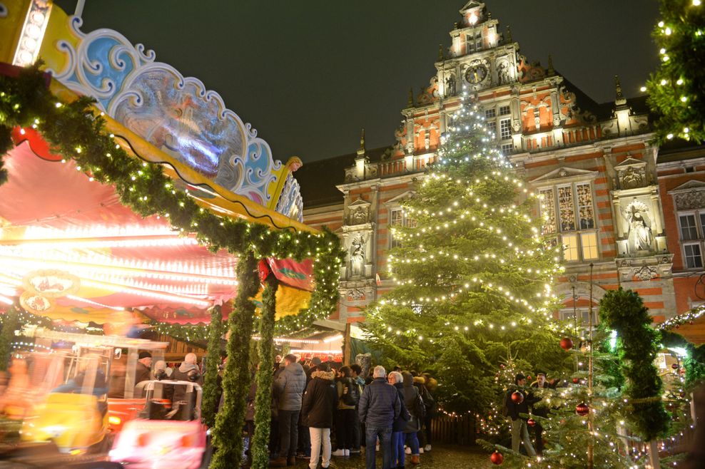 Der Weihnachtsmarkt vor dem Harburger Rathaus