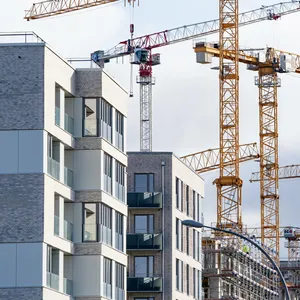 In den ersten neun Monaten des Jahres hat sich die Zahl der Baugenehmigungen in Hamburg fast halbiert (Symbolbild).