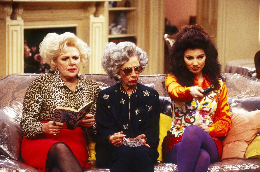 Eine Szene aus „Die Nanny“: Renée Taylor (l., Sylvia), Ann Guilbert (m., Yetta) und Fran Drescher (r., Fran) sitzen auf einem Sofa.
