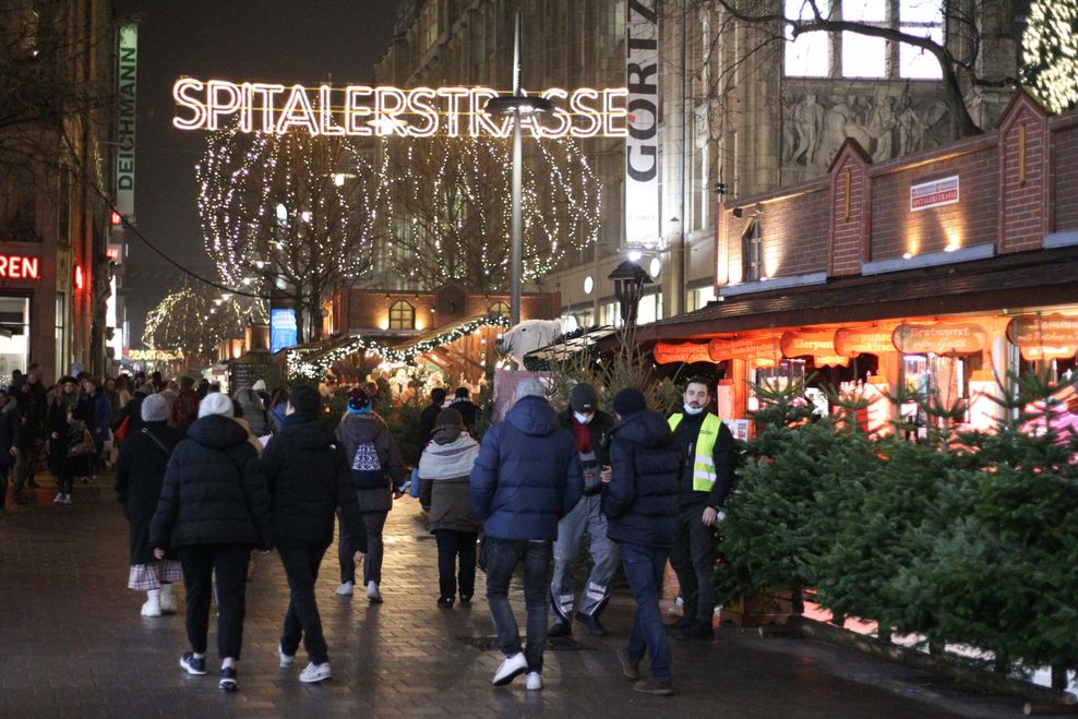 Weihnachtsbeleuchtung in der Spitalerstraße in der Hamburger Innenstadt