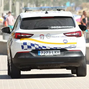 Ein Einsatzwagen der Policia Local de Palma fährt an der Strandpromenade der Playa de Palma entlang. (Symbolbild)