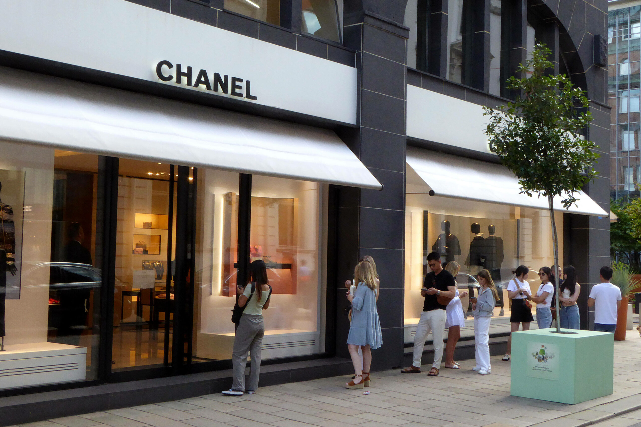 Die Chanel-Boutique am Neuen Wall in der Hamburger Neustadt: Am Sonntagmorgen haben unbekannte Täter hier Taschen und Kleidung gestohlen. (Archivbild)
