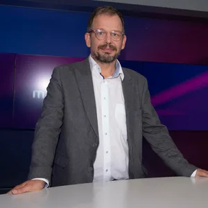 Hajo Seppelt in einem Fernsehstudio