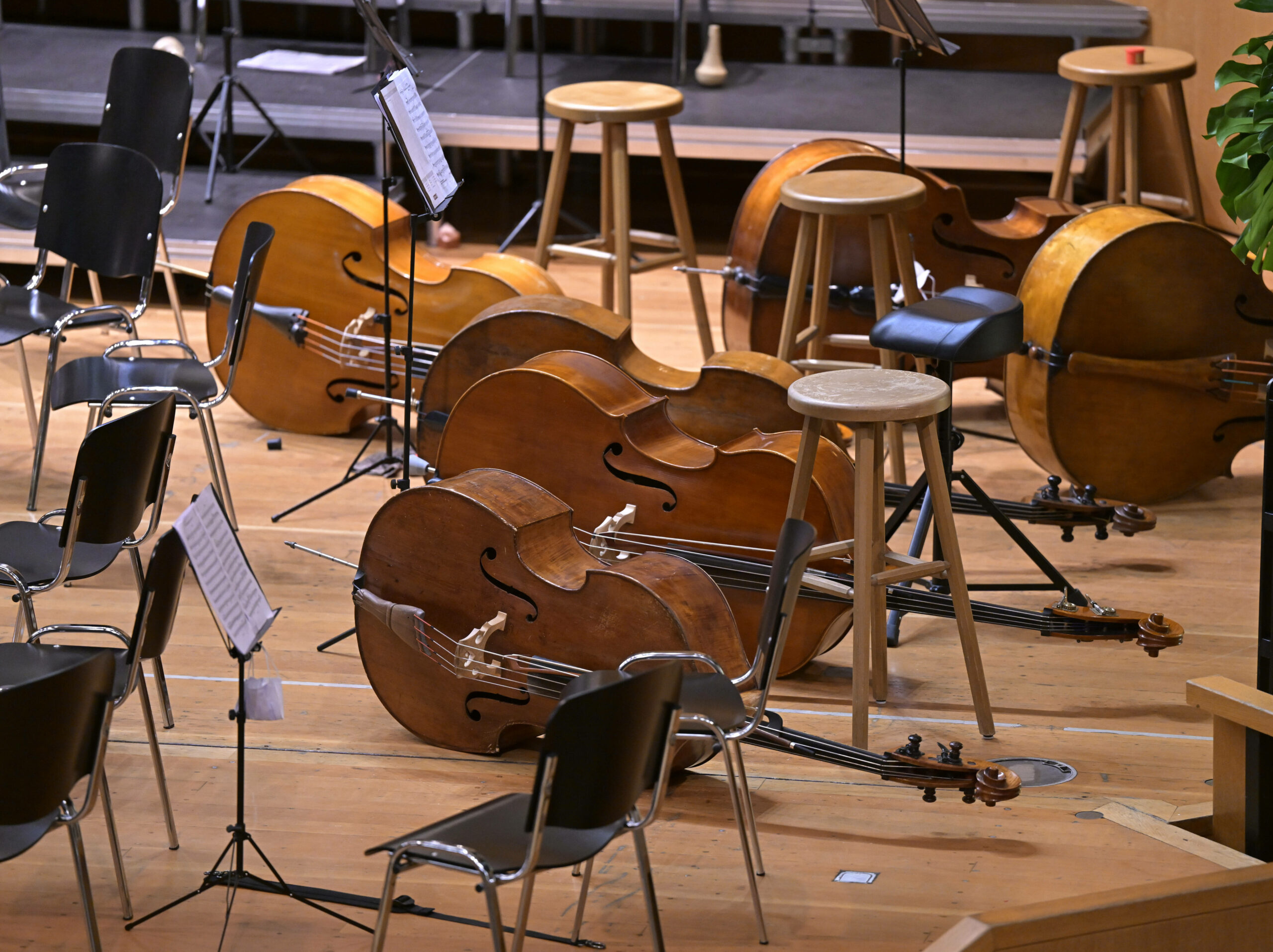 Vor dem Konzert eines Orchesters Konzert liegen die Instrumente am Boden. (Symbolbild)