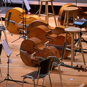 Vor dem Konzert eines Orchesters Konzert liegen die Instrumente am Boden. (Symbolbild)