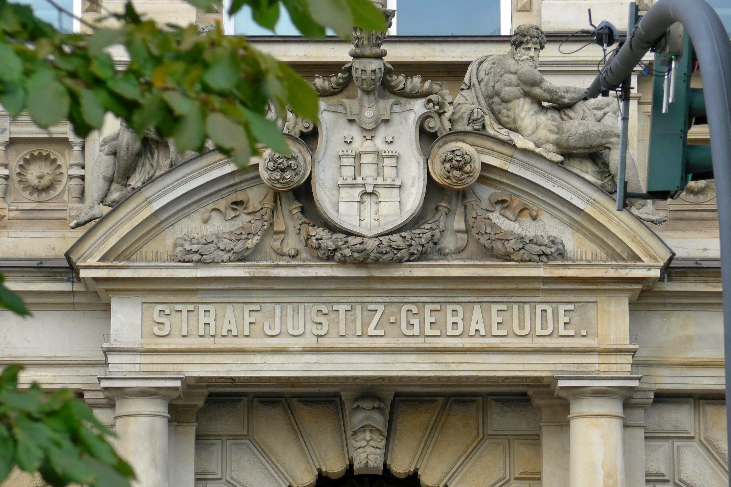 Das Eingangsportal zum Hamburger Strafjustiz-Gebäude am Sievekingplatz 1. Hier residieren das Amtsgericht und das Landgericht Hamburg. (Symbolbild)
