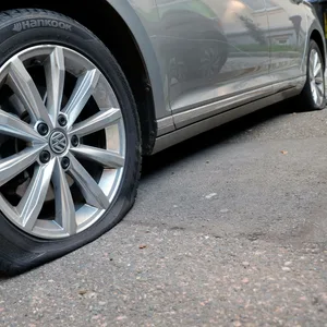 Der Täter zerstach zuletzt sechs Reifen an vier Autos. (Symbolfoto)