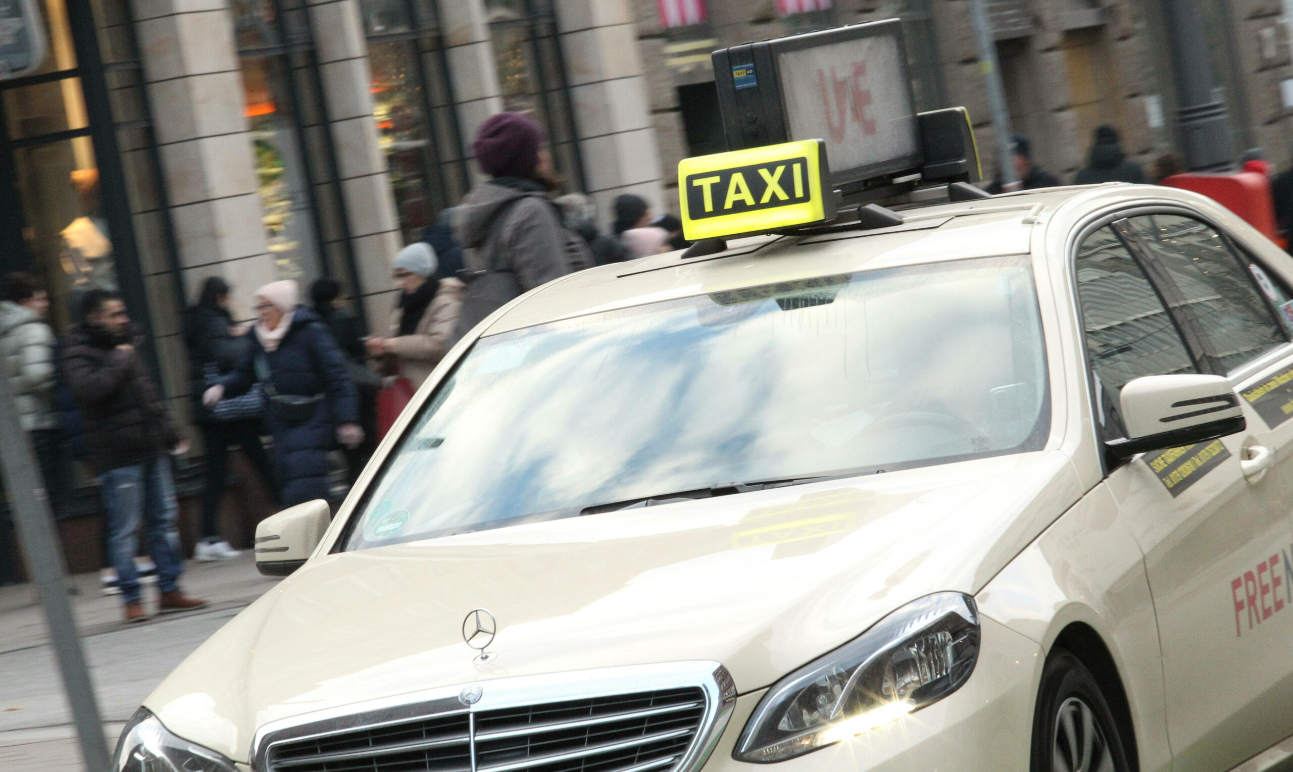 Ein Taxi in der Mönckebergstraße