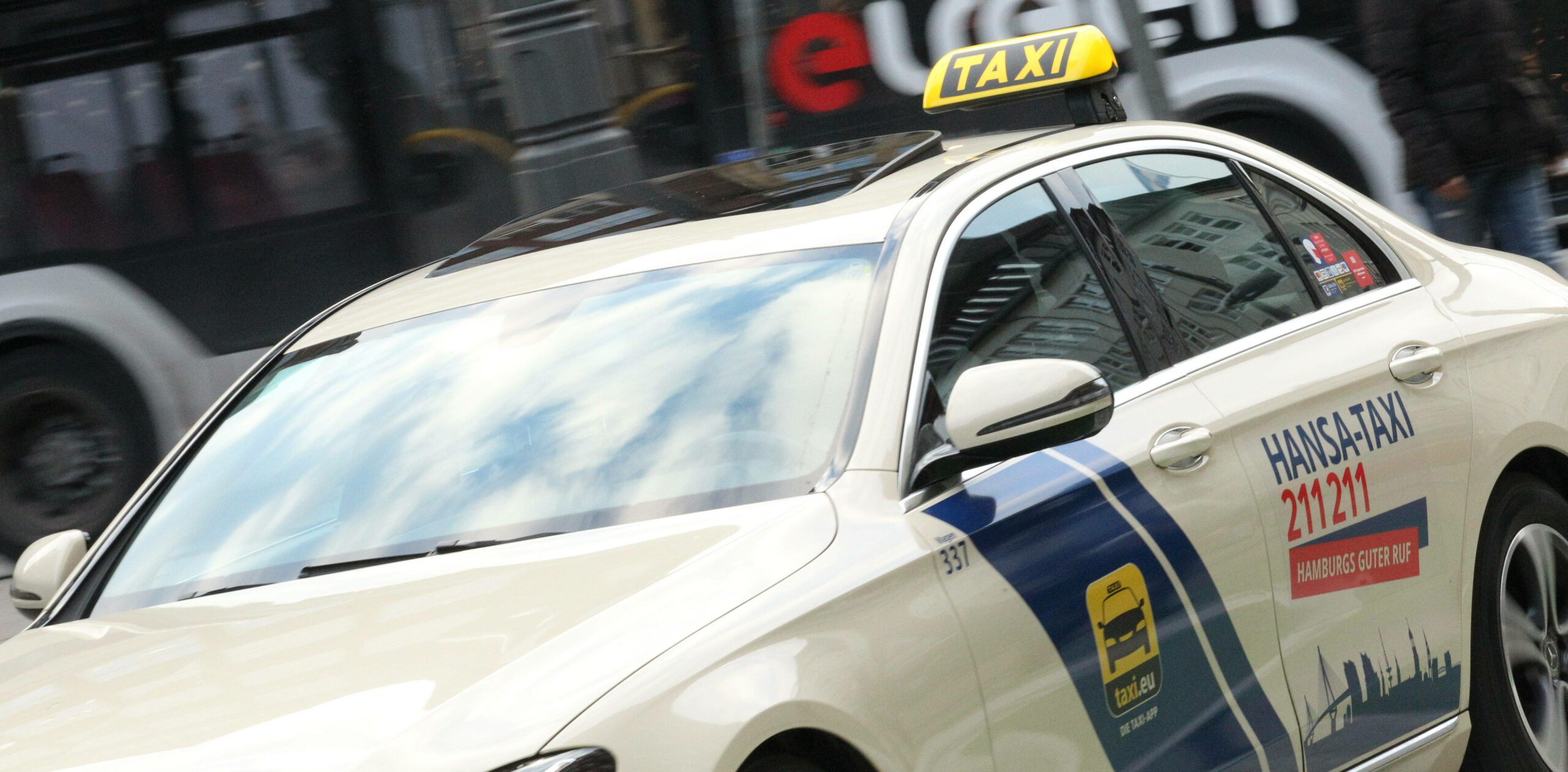 Entscheidung per Gericht: Taxi-Fahrer dürfen mit der App Free Now zusammenarbeiten. (Symbolbild)