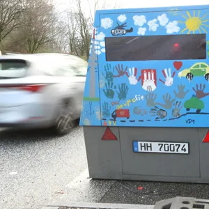 Ein bunt angemalter Blitzer steht an einer Hauptverkehrsstraße in Hamburg.
