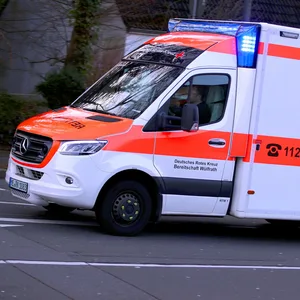 Ein Rettungswagen fährt mit Blaulicht zu einem Einsatz. (Symbolbild)