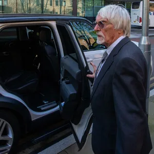 Bernie Ecclestone an einem Auto