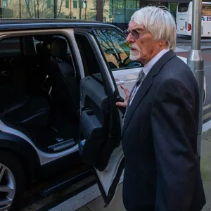 Bernie Ecclestone auf der Straße