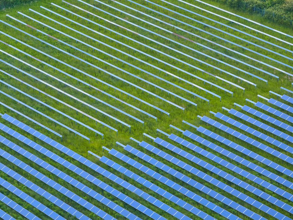 Eine Photovoltaik-Anlage auf einer Wiese in Bayern.