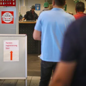 Warteschlange vor der Terminausgabe in einem Bürgeramt