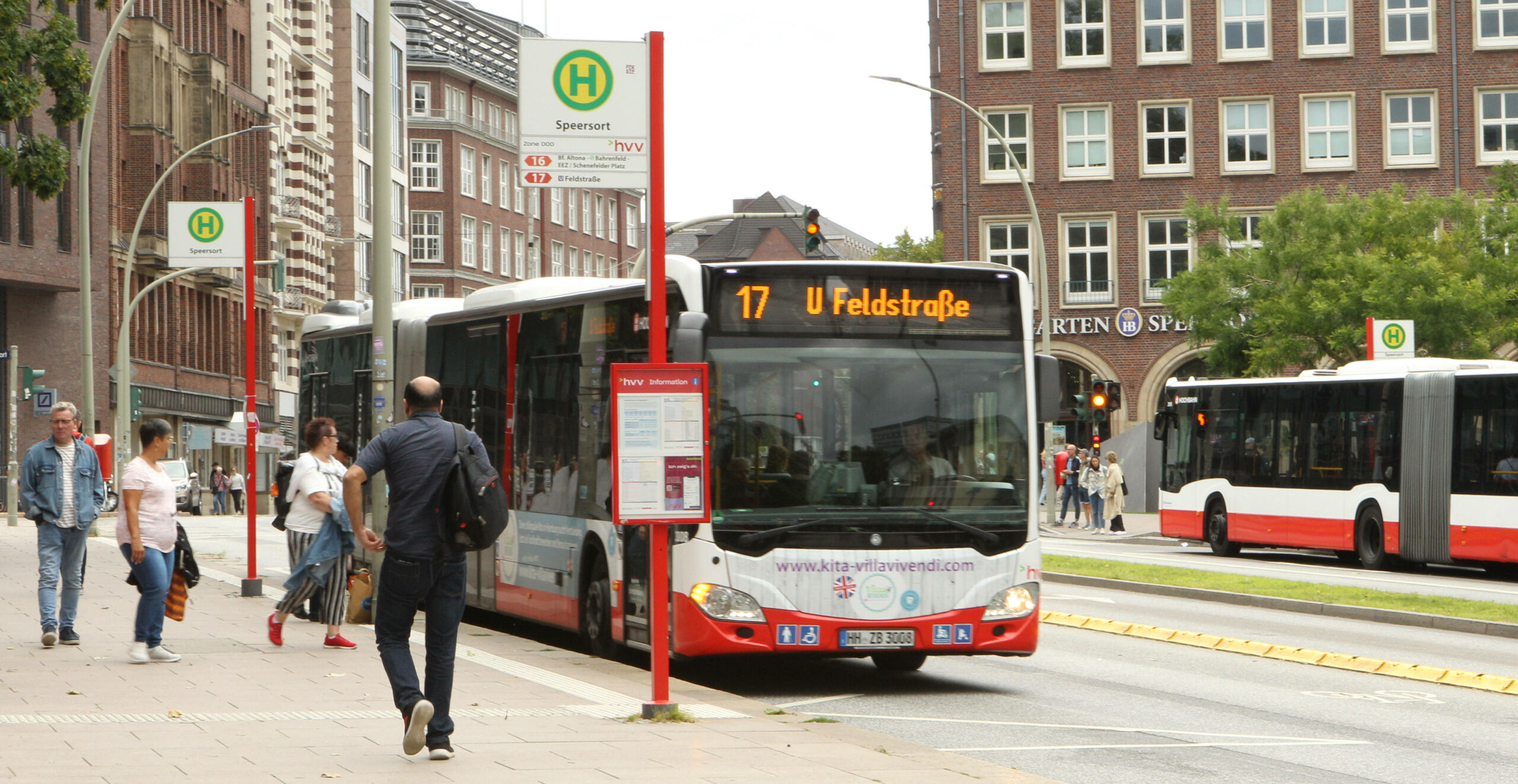 Die Busse in Hamburg werden unpünktlicher, kritisieren die Linken. (Symbolbild)