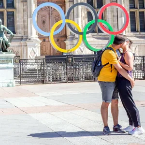 Die Olympischen Ringe vor dem Pariser Rathaus