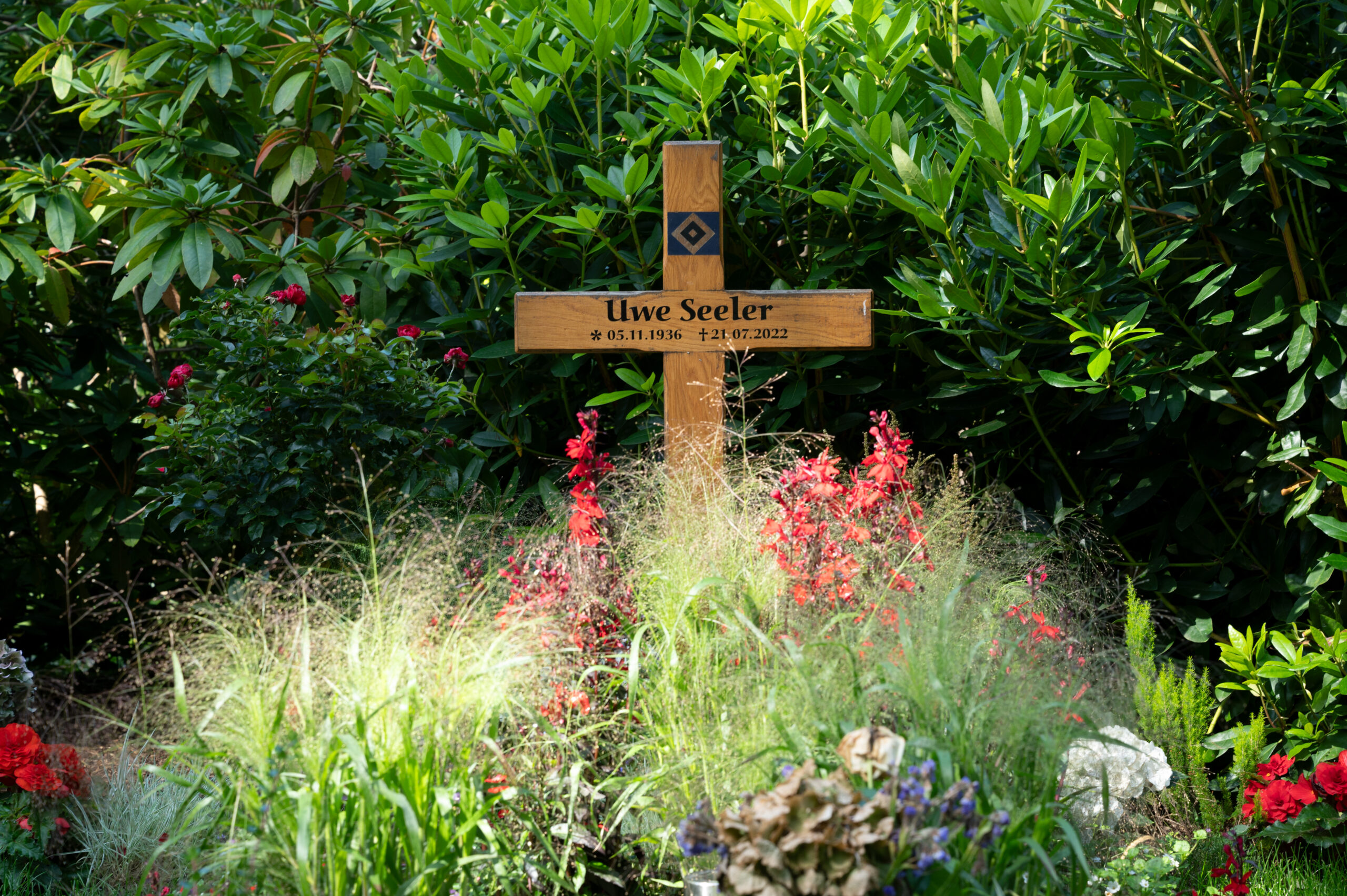Das Grab von HSV-Ikone Uwe Seeler dient vielen Fans als Pilgerstätte.