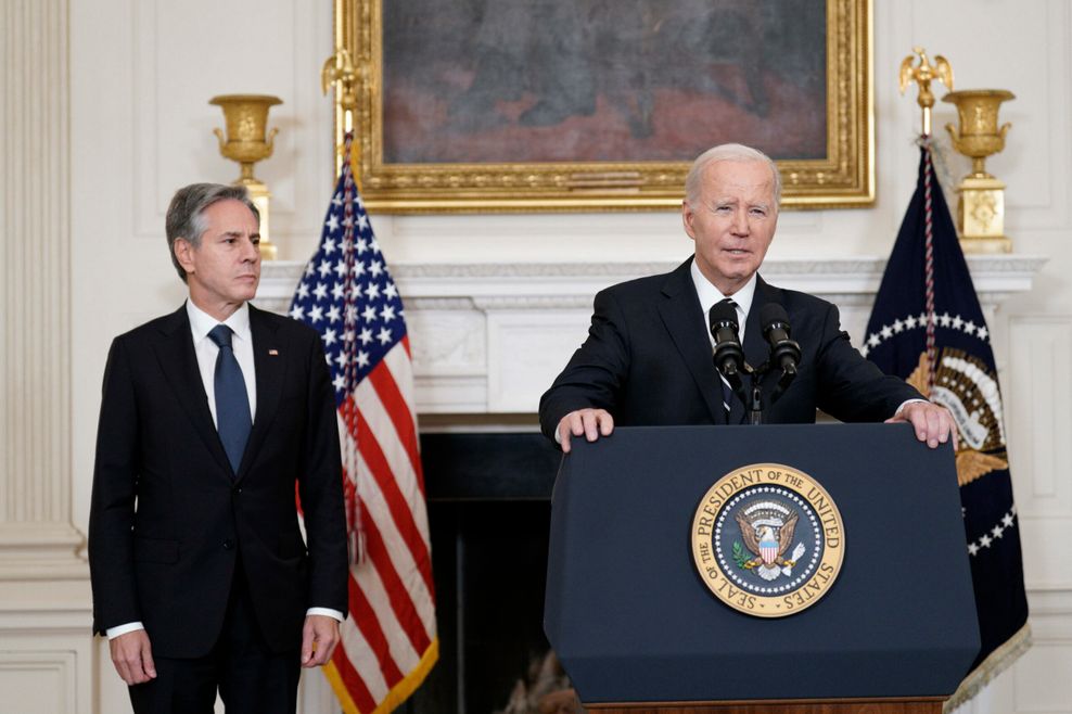 US-Präsident Joe Biden (r.) und Außenminister Anthony Blinken äußerten sich im Weißen Haus zum Angriff auf Israel durch die Hamas.