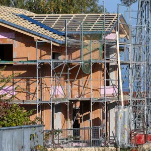Bei den stark gestiegenen Kreditzinsen für Immobilienkäufer und Bauherren ist nach Einschätzung von Experten kaum Entlastung in Sicht.