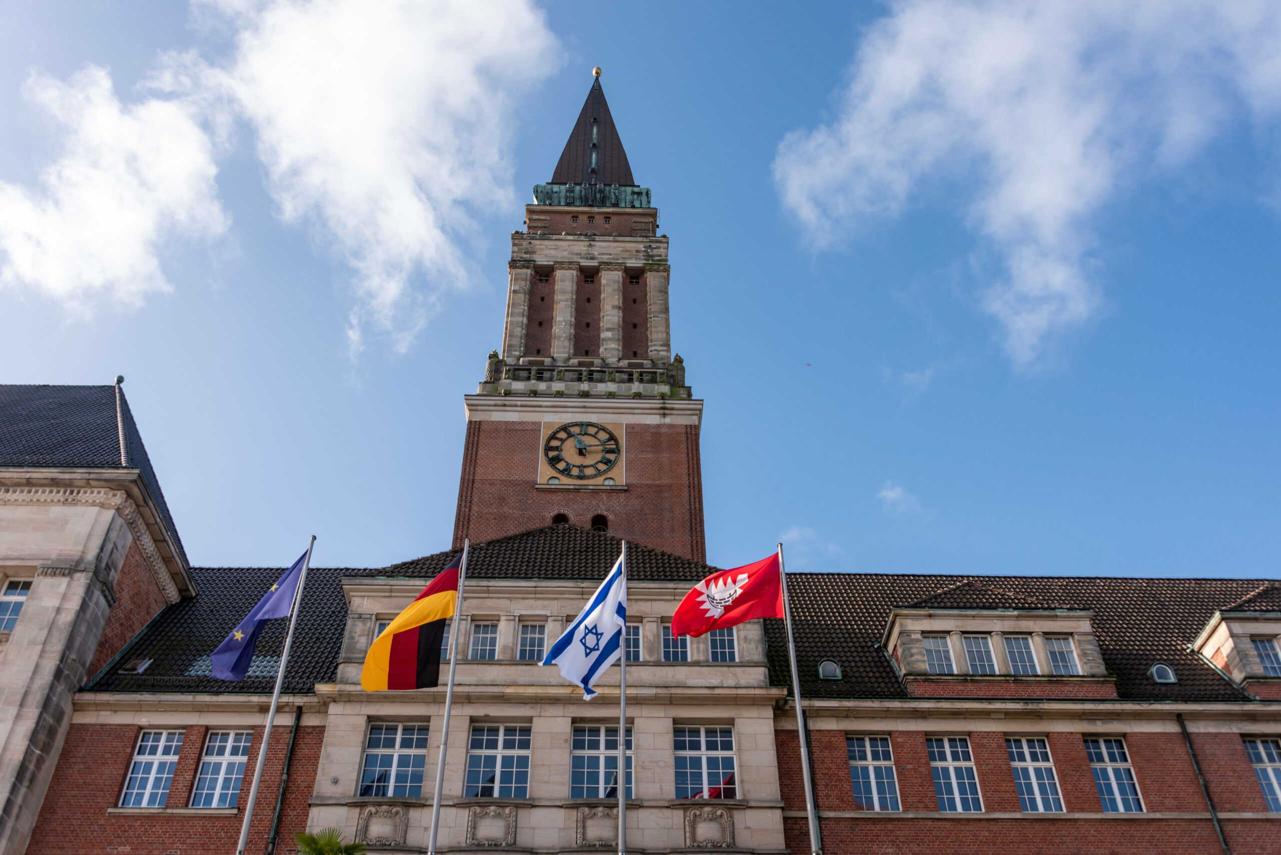 Das Kieler Rathaus. Jetzt hat Kiel seine 250.000 Einwohnerin Willkommen geheißen. (Symbolbild)