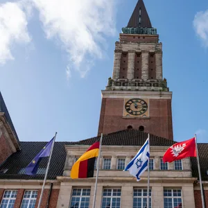 Das Kieler Rathaus. Jetzt hat Kiel seine 250.000 Einwohnerin Willkommen geheißen. (Symbolbild)