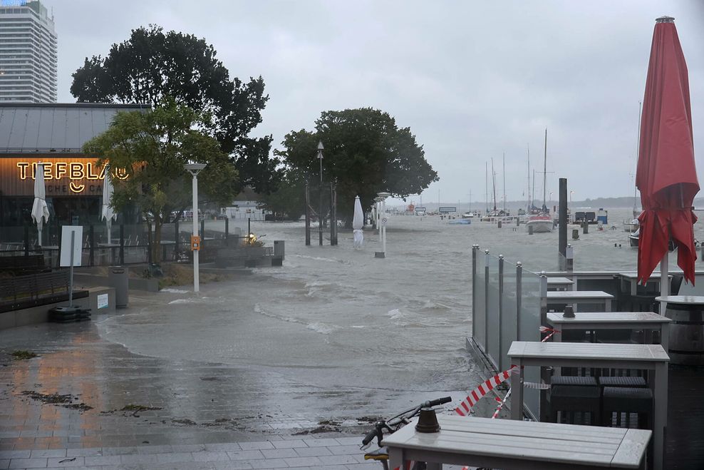 Überschwemmte Promenade in Travemünde