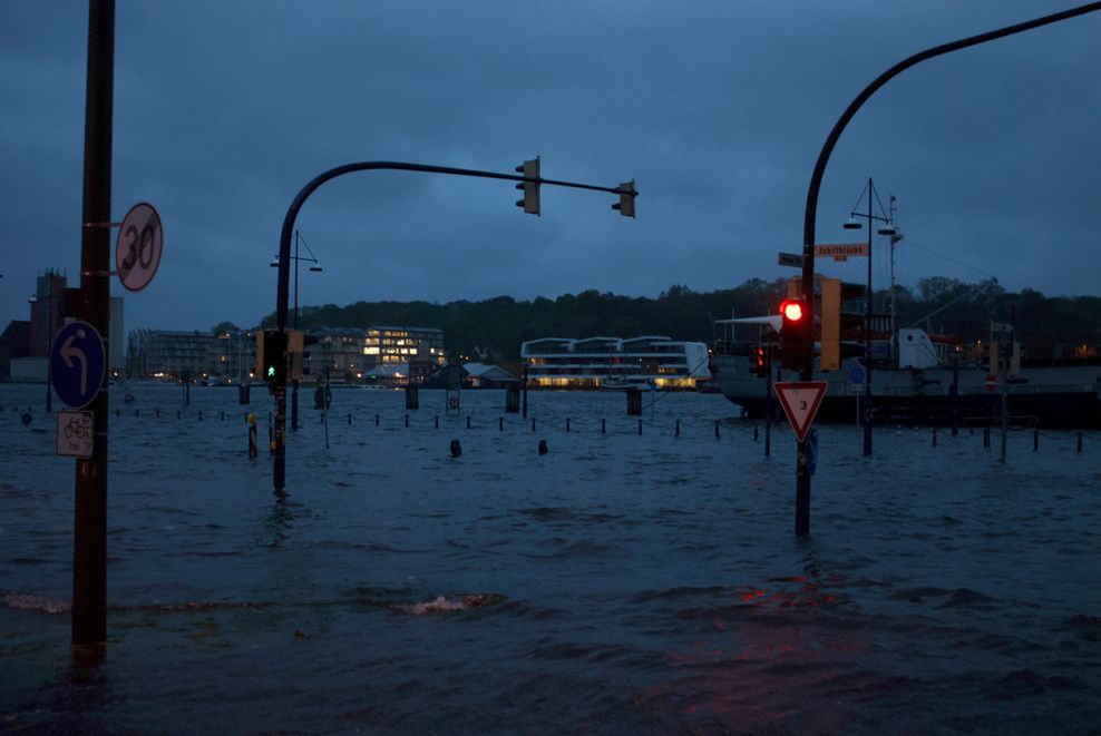 So hoch wie am Freitagabend stand das Wasser in Flensburg seit mehr als 100 Jahren nicht mehr.