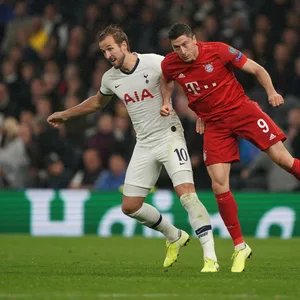 Robert Lewandowski und Harry Kane im Zweikampf um den Ball.